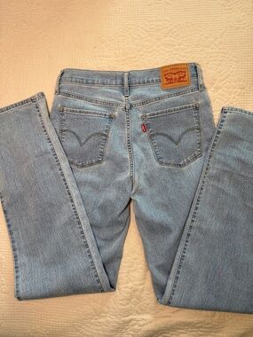 Levi's Women's shaping straight 314 Light Wash Straight Leg Jeans